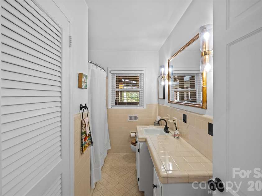 233 Chiswick Road, Charlotte, NC 28211.  MLS# CAR4375099, YatesRealty ID 17756. 
