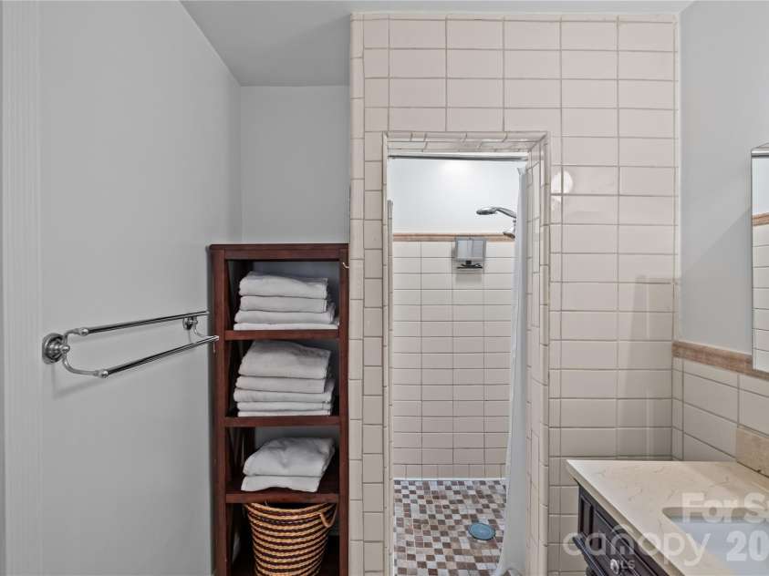233 Chiswick Road, Charlotte, NC 28211.  MLS# CAR4375099, YatesRealty ID 17756. 