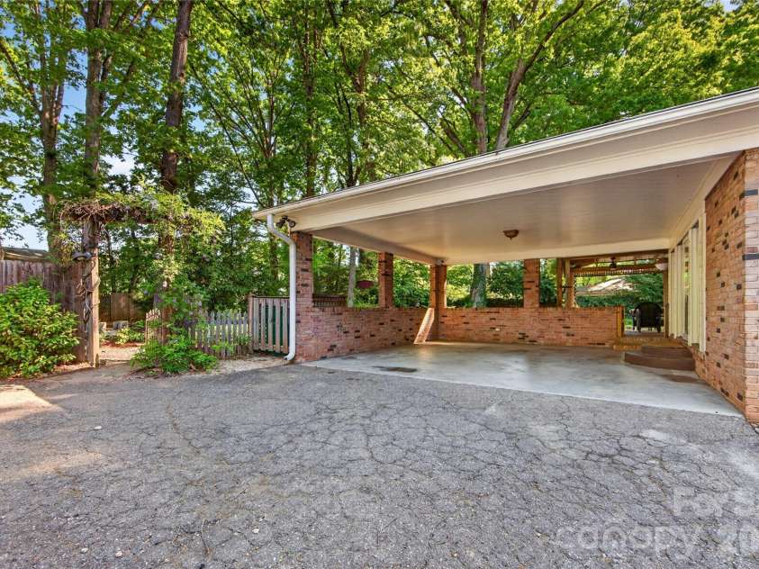 233 Chiswick Road, Charlotte, NC 28211.  MLS# CAR4375099, YatesRealty ID 17756. 