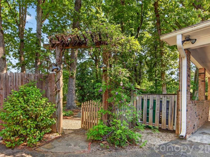233 Chiswick Road, Charlotte, NC 28211.  MLS# CAR4375099, YatesRealty ID 17756. 