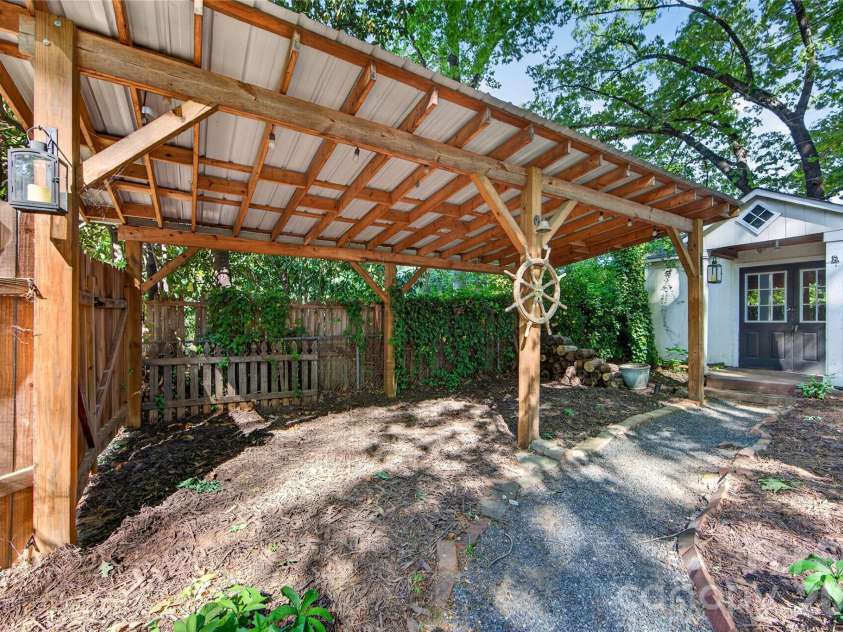 233 Chiswick Road, Charlotte, NC 28211.  MLS# CAR4375099, YatesRealty ID 17756. 