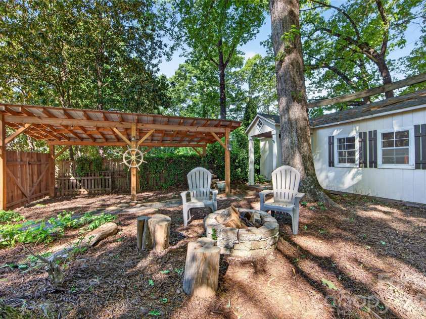 233 Chiswick Road, Charlotte, NC 28211.  MLS# CAR4375099, YatesRealty ID 17756. 