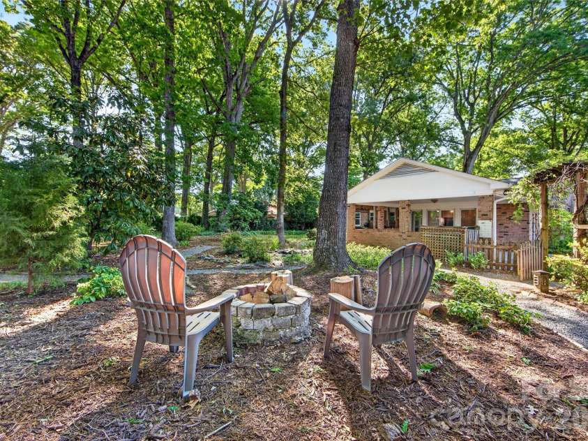 233 Chiswick Road, Charlotte, NC 28211.  MLS# CAR4375099, YatesRealty ID 17756. 