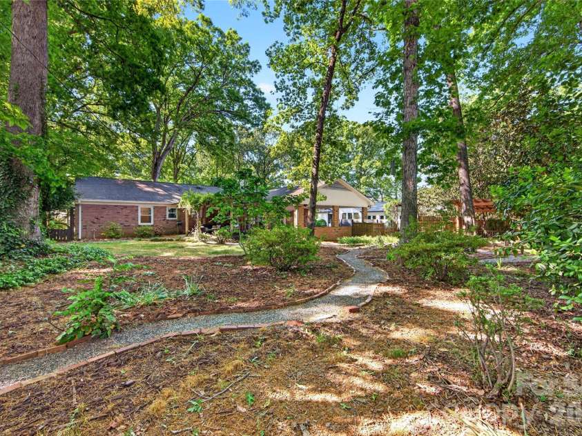 233 Chiswick Road, Charlotte, NC 28211.  MLS# CAR4375099, YatesRealty ID 17756. 
