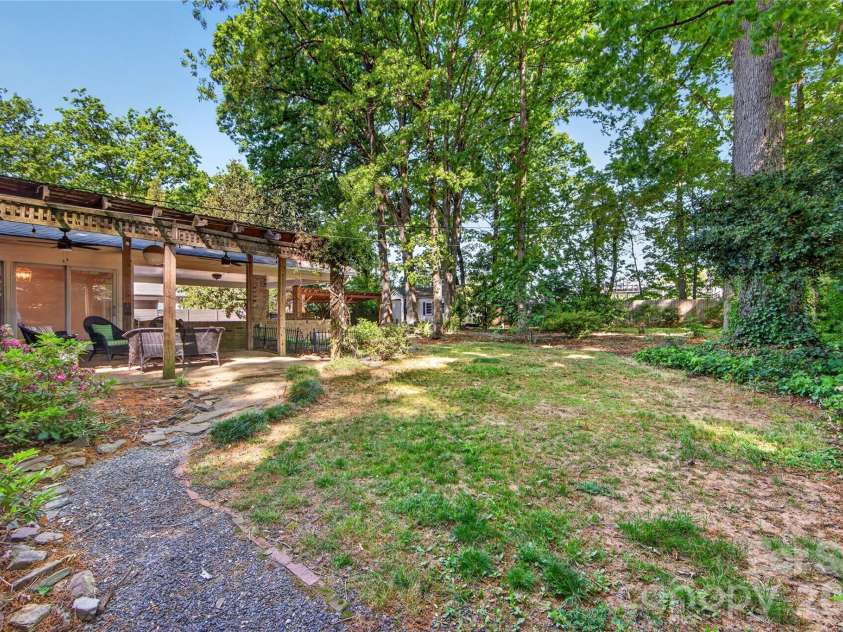 233 Chiswick Road, Charlotte, NC 28211.  MLS# CAR4375099, YatesRealty ID 17756. 