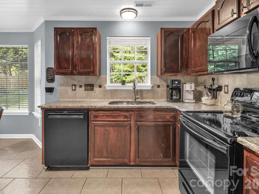 10311 Suffield Court, Charlotte, NC 28269.  MLS# CAR4375671, YatesRealty ID 17757. 