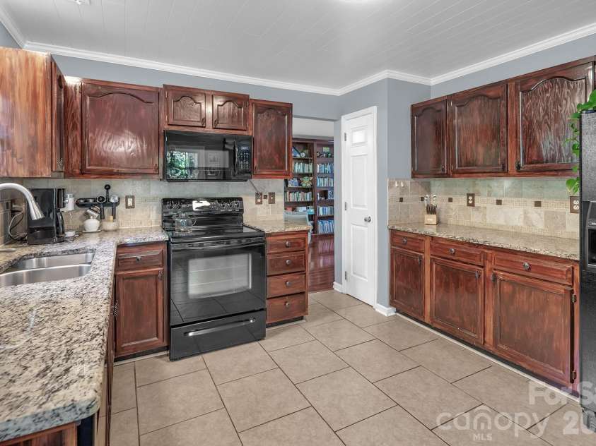 10311 Suffield Court, Charlotte, NC 28269.  MLS# CAR4375671, YatesRealty ID 17757. 