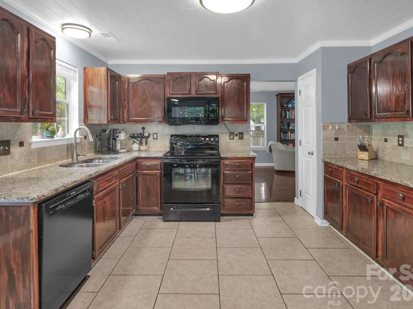 10311 Suffield Court, Charlotte, NC 28269.  MLS# CAR4375671, YatesRealty ID 17757. 