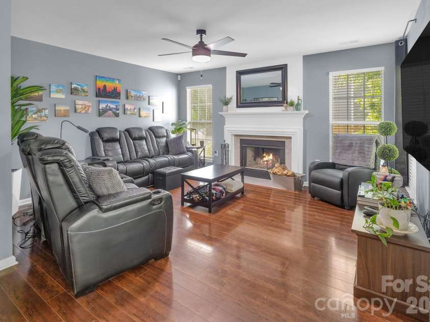 10311 Suffield Court, Charlotte, NC 28269.  MLS# CAR4375671, YatesRealty ID 17757. Great Room 