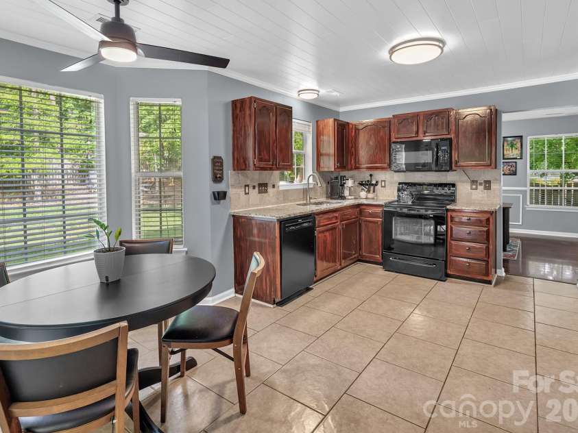 10311 Suffield Court, Charlotte, NC 28269.  MLS# CAR4375671, YatesRealty ID 17757. Kitchen with Breakfast Area