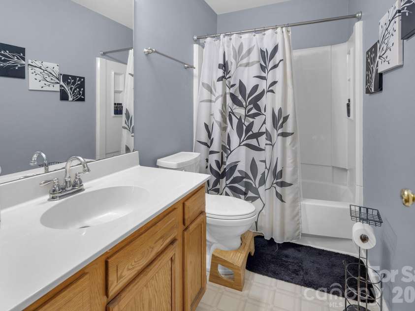10311 Suffield Court, Charlotte, NC 28269.  MLS# CAR4375671, YatesRealty ID 17757. Secondary Full Bath