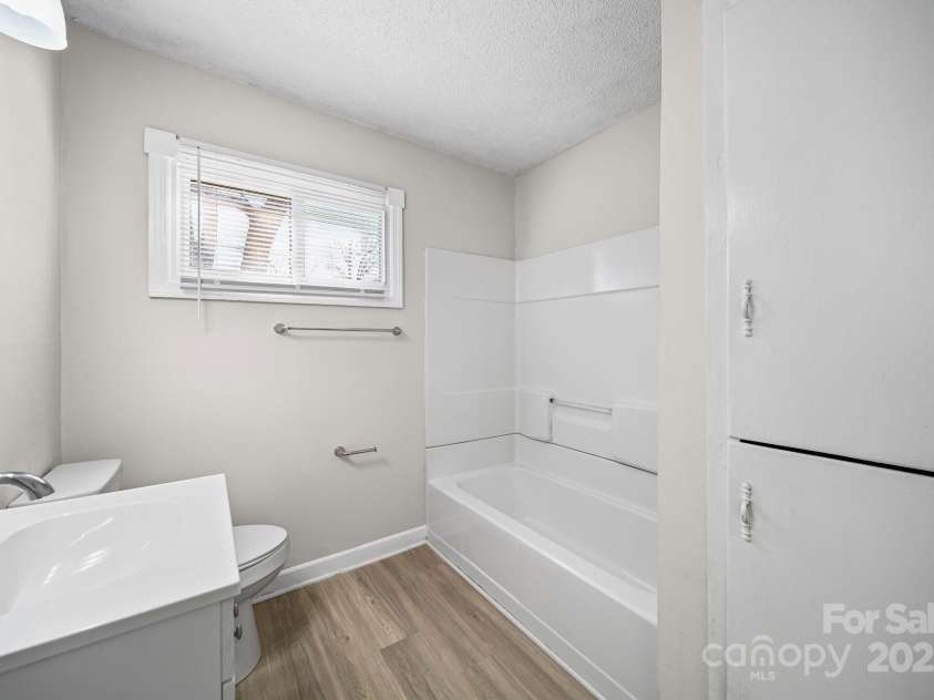 1106 Summer Drive, Gastonia, NC 28052.  MLS# CAR4324502, YatesRealty ID 17760. Bathroom 