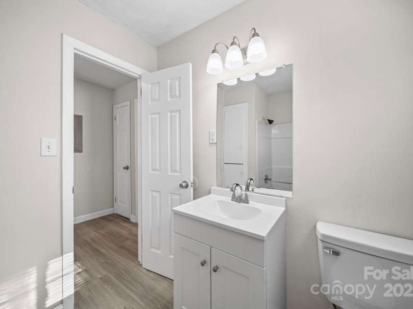 1106 Summer Drive, Gastonia, NC 28052.  MLS# CAR4324502, YatesRealty ID 17760. Bathroom 