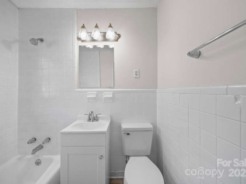 1106 Summer Drive, Gastonia, NC 28052.  MLS# CAR4324502, YatesRealty ID 17760. Bathroom 