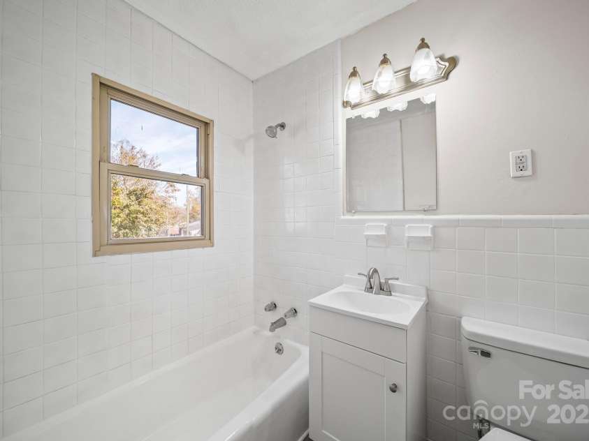 1106 Summer Drive, Gastonia, NC 28052.  MLS# CAR4324502, YatesRealty ID 17760. Bathroom 