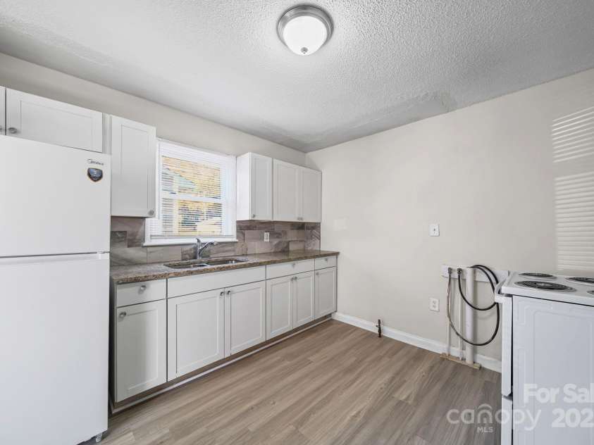 1106 Summer Drive, Gastonia, NC 28052.  MLS# CAR4324502, YatesRealty ID 17760. Kitchen 