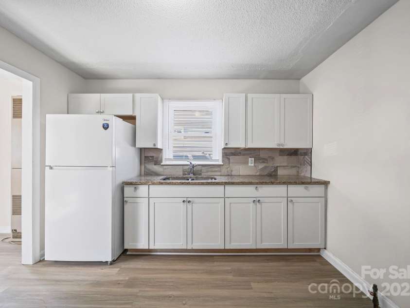 1106 Summer Drive, Gastonia, NC 28052.  MLS# CAR4324502, YatesRealty ID 17760. Kitchen 