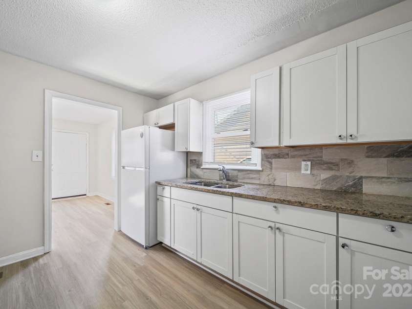 1106 Summer Drive, Gastonia, NC 28052.  MLS# CAR4324502, YatesRealty ID 17760. Kitchen 