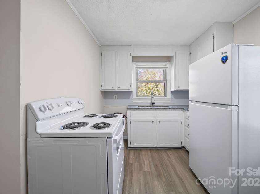 1106 Summer Drive, Gastonia, NC 28052.  MLS# CAR4324502, YatesRealty ID 17760. Kitchen 