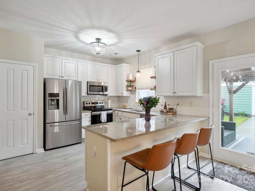 7931 Baylis Drive, Huntersville, NC 28078.  MLS# CAR4265506, YatesRealty ID 17760. Granite counters