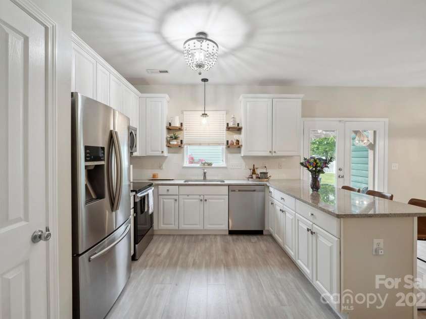 7931 Baylis Drive, Huntersville, NC 28078.  MLS# CAR4265506, YatesRealty ID 17760. Spacious kitchen