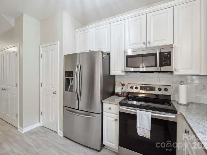 7931 Baylis Drive, Huntersville, NC 28078.  MLS# CAR4265506, YatesRealty ID 17760. Tile backsplash