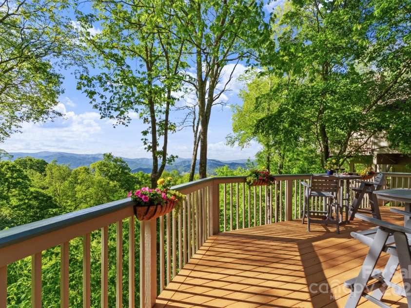 141 Ivy Ridge Road, Burnsville, NC 28714.  MLS# CAR4254255, YatesRealty ID 17761. 