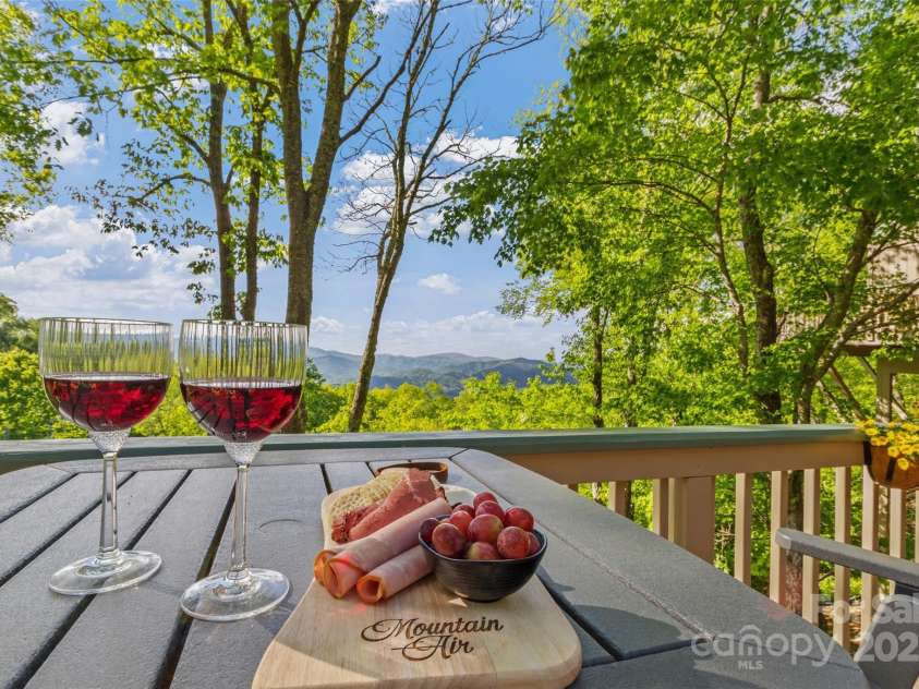 141 Ivy Ridge Road, Burnsville, NC 28714.  MLS# CAR4254255, YatesRealty ID 17761. 