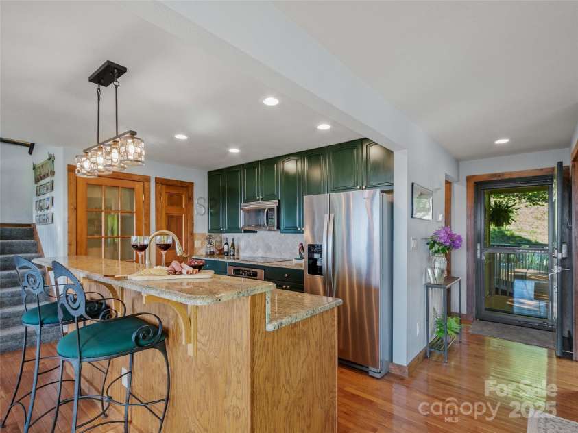 141 Ivy Ridge Road, Burnsville, NC 28714.  MLS# CAR4254255, YatesRealty ID 17761. 