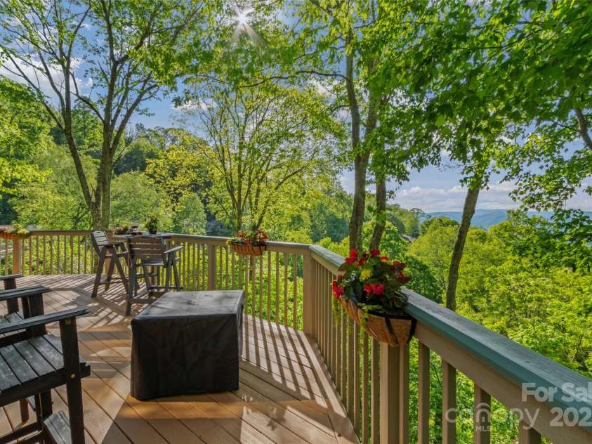 141 Ivy Ridge Road, Burnsville, NC 28714.  MLS# CAR4254255, YatesRealty ID 17761. 