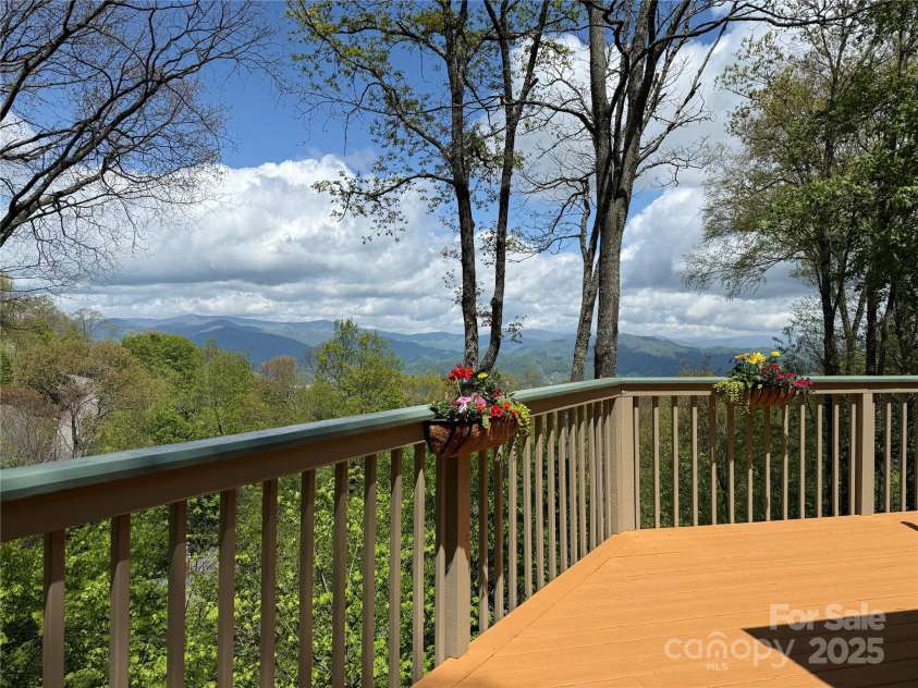 141 Ivy Ridge Road, Burnsville, NC 28714.  MLS# CAR4254255, YatesRealty ID 17761. 