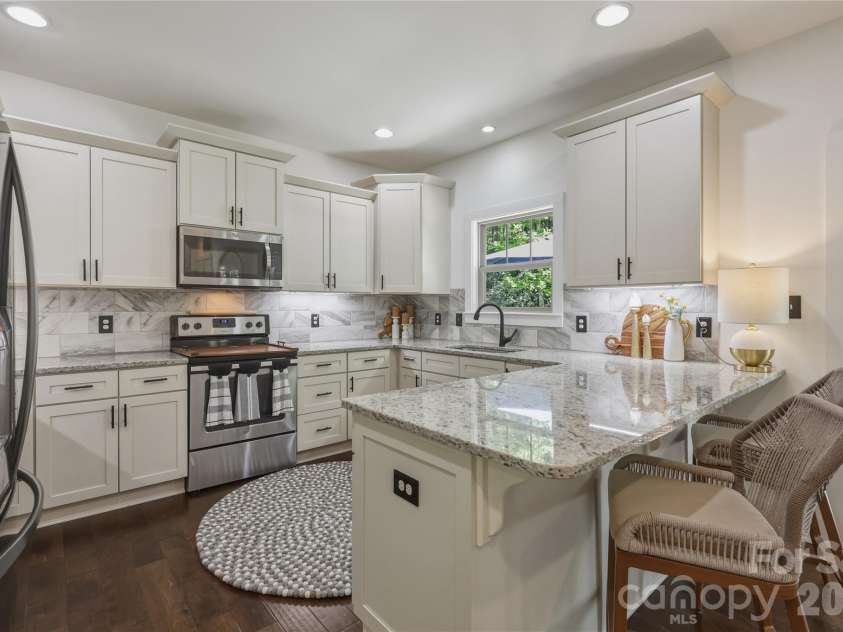 1564 Old Nation Road, Fort Mill, SC 29715.  MLS# CAR4372882, YatesRealty ID 17761. Fabulous kitchen with breakfast bar.