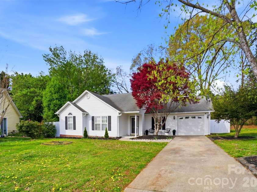6406 Currywood Place, Charlotte, NC 28227.  MLS# CAR4364218, YatesRealty ID 17762. 