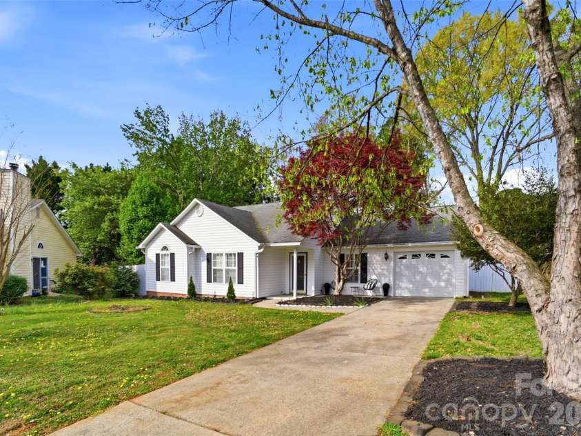 6406 Currywood Place, Charlotte, NC 28227.  MLS# CAR4364218, YatesRealty ID 17762. 