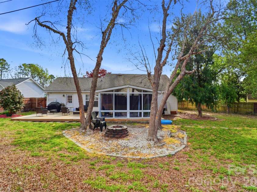 6406 Currywood Place, Charlotte, NC 28227.  MLS# CAR4364218, YatesRealty ID 17762. 