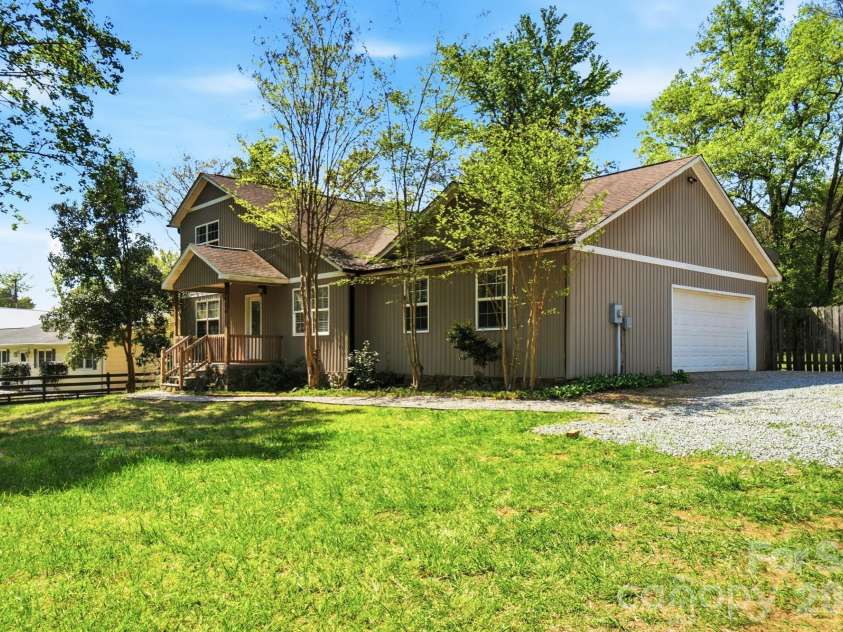 2036 Hickory Hills Drive, Denver, NC 28037.  MLS# CAR4367061, YatesRealty ID 17766. 