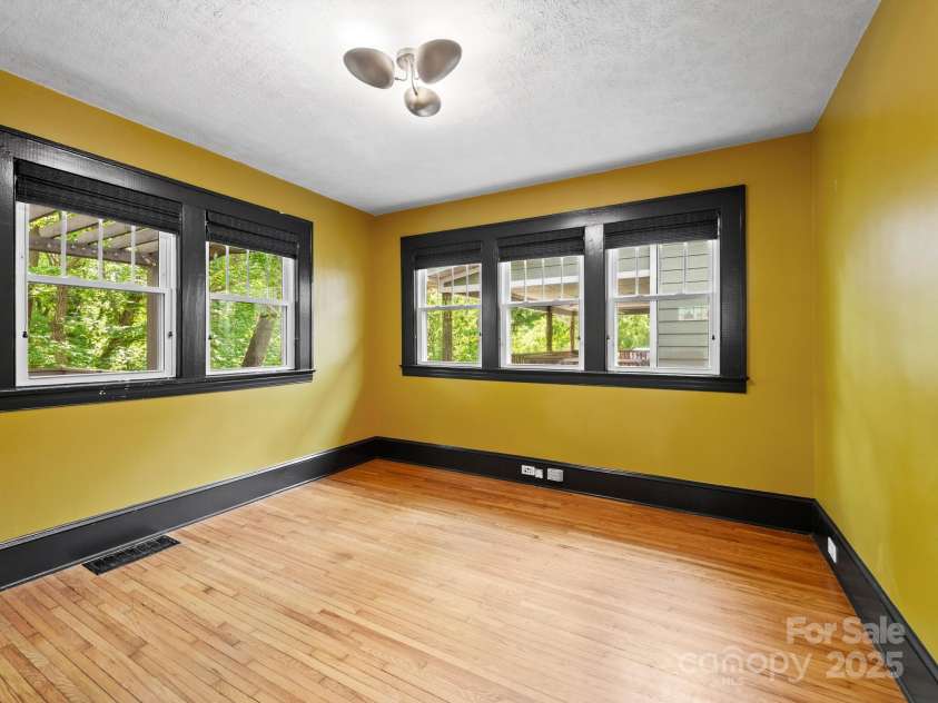 106 Brevard Road, Asheville, NC 28806.  MLS# CAR4267611, YatesRealty ID 17769. 