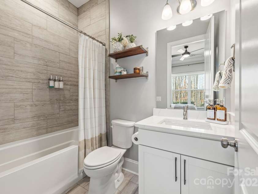 523 Meadow Ridge Drive, Belmont, NC 28012.  MLS# CAR4224710, YatesRealty ID 1777. Main level full bath plus an additional half bath on the main level