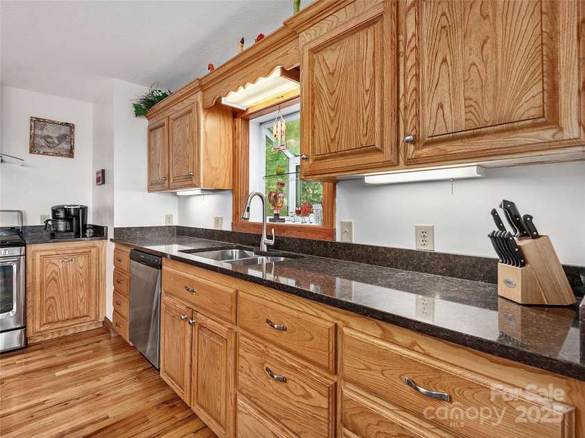 505 Middle Top Loop, Maggie Valley, NC 28751.  MLS# CAR4266186, YatesRealty ID 17772. 