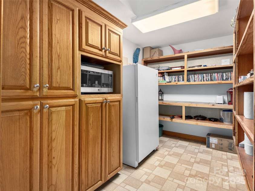 505 Middle Top Loop, Maggie Valley, NC 28751.  MLS# CAR4266186, YatesRealty ID 17772. 
