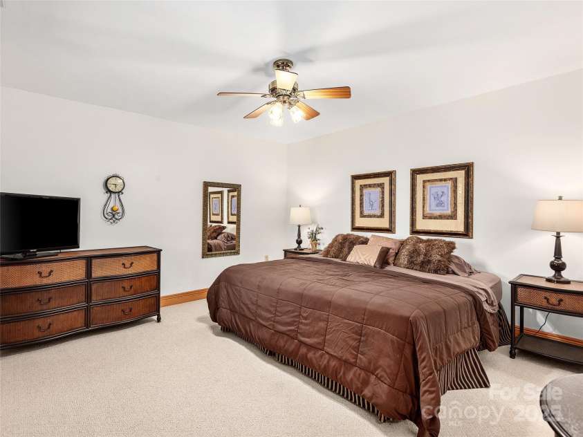 505 Middle Top Loop, Maggie Valley, NC 28751.  MLS# CAR4266186, YatesRealty ID 17772. 