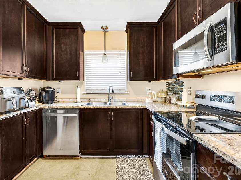 145 Driftwood Drive, Mooresville, NC 28117.  MLS# CAR4377129, YatesRealty ID 17773. Kitchen