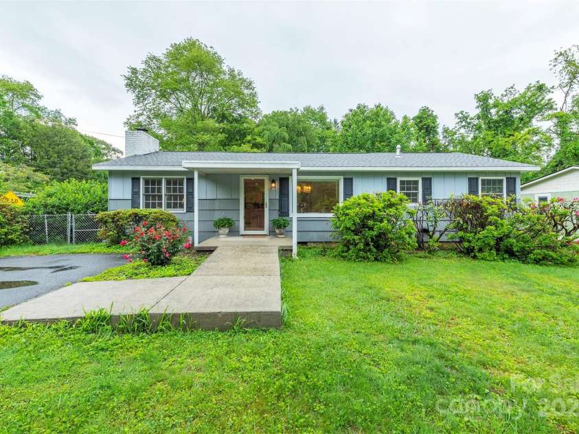 212 Vance Avenue, Black Mountain, NC 28711.  MLS# CAR4258310, YatesRealty ID 17773. 