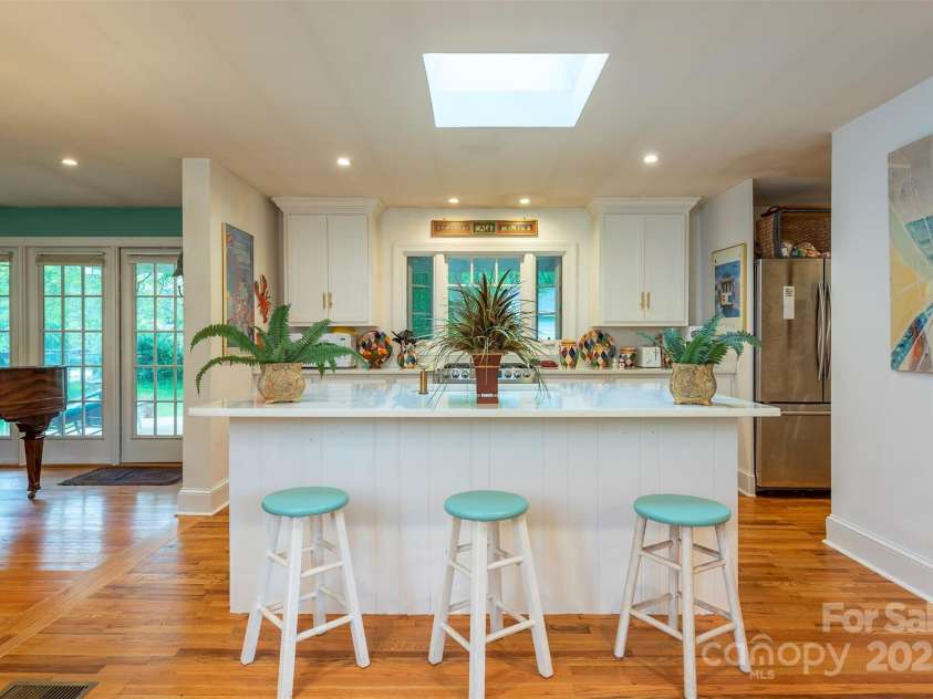 212 Vance Avenue, Black Mountain, NC 28711.  MLS# CAR4258310, YatesRealty ID 17773. 