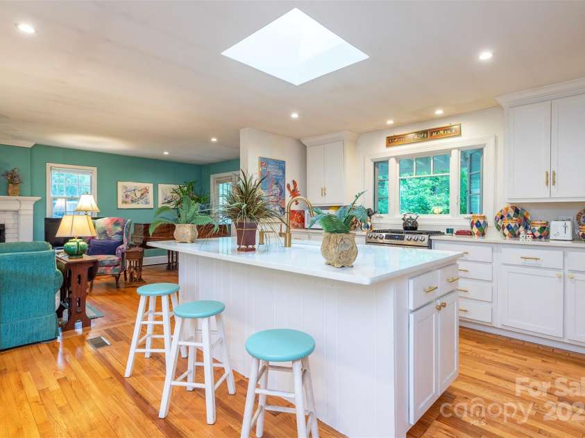 212 Vance Avenue, Black Mountain, NC 28711.  MLS# CAR4258310, YatesRealty ID 17773. 