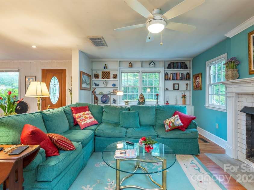 212 Vance Avenue, Black Mountain, NC 28711.  MLS# CAR4258310, YatesRealty ID 17773. 