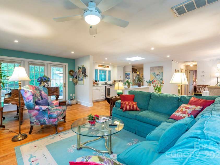 212 Vance Avenue, Black Mountain, NC 28711.  MLS# CAR4258310, YatesRealty ID 17773. 