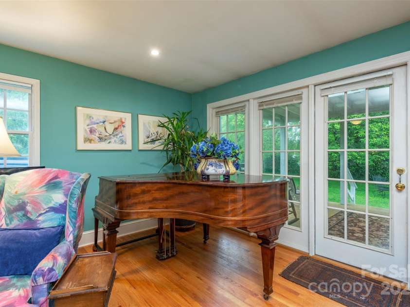 212 Vance Avenue, Black Mountain, NC 28711.  MLS# CAR4258310, YatesRealty ID 17773. 