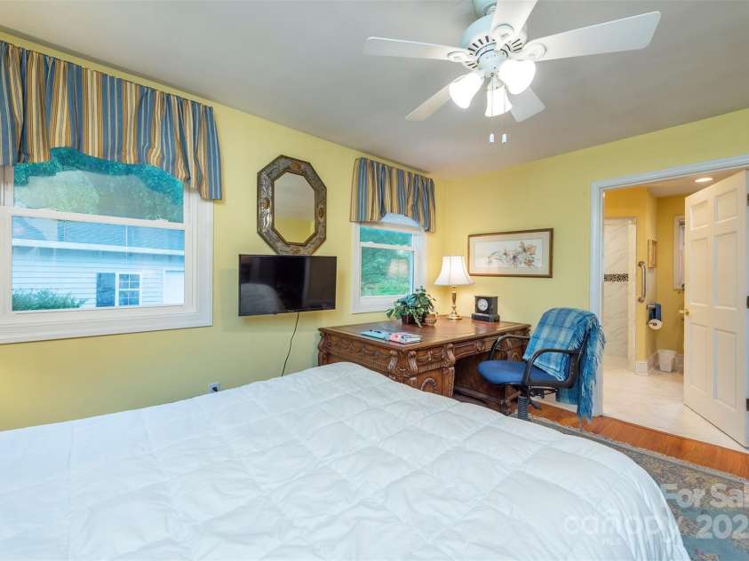 212 Vance Avenue, Black Mountain, NC 28711.  MLS# CAR4258310, YatesRealty ID 17773. 