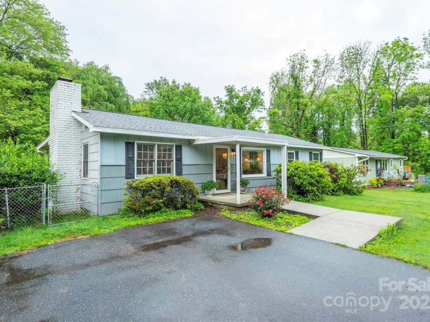 212 Vance Avenue, Black Mountain, NC 28711.  MLS# CAR4258310, YatesRealty ID 17773. 